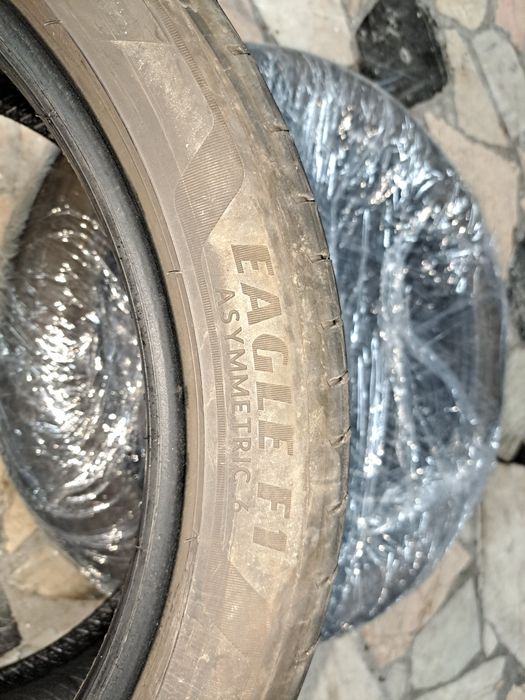 Pneus 245 x 40 x 18 Goodyear