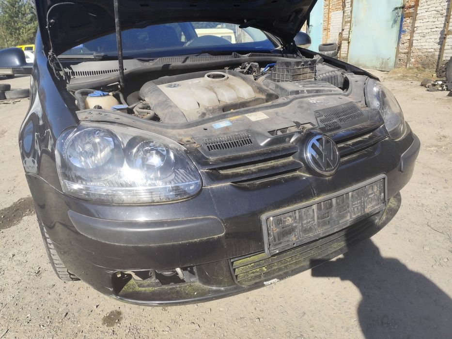 VW Golf V zderzak przód przedni czarny grill LC9Z