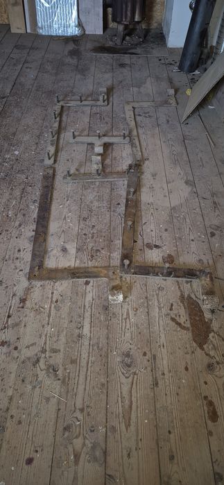 Stare zawiasy od dużych drzwi