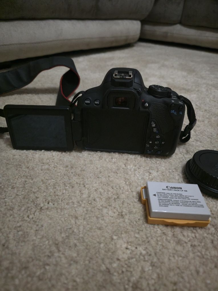 Máquina fotográfica reflex Canon 700D