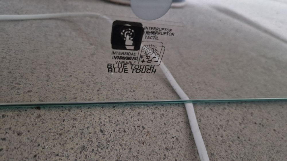 Espelho com luz (com pequeno defeito)