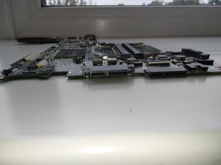 Материнська плата DABLIDMB8E0 REV:E несправна