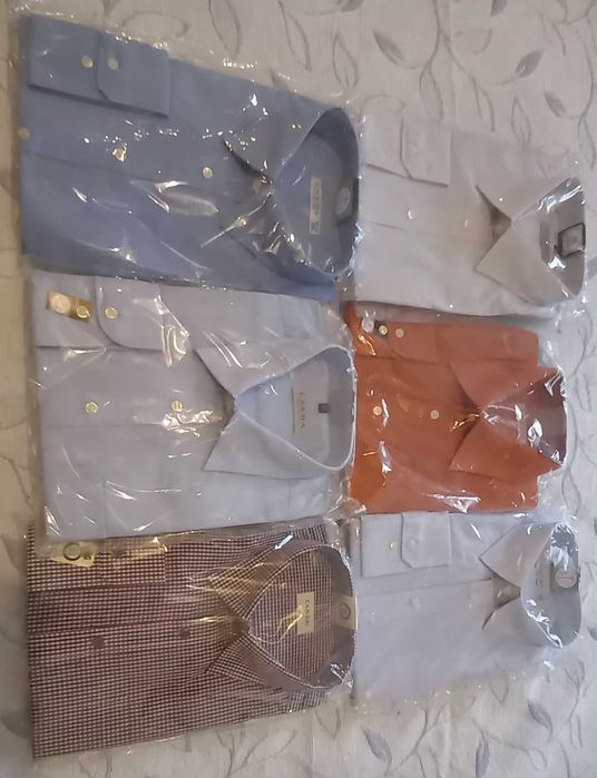 Homem camisas novas embaladas