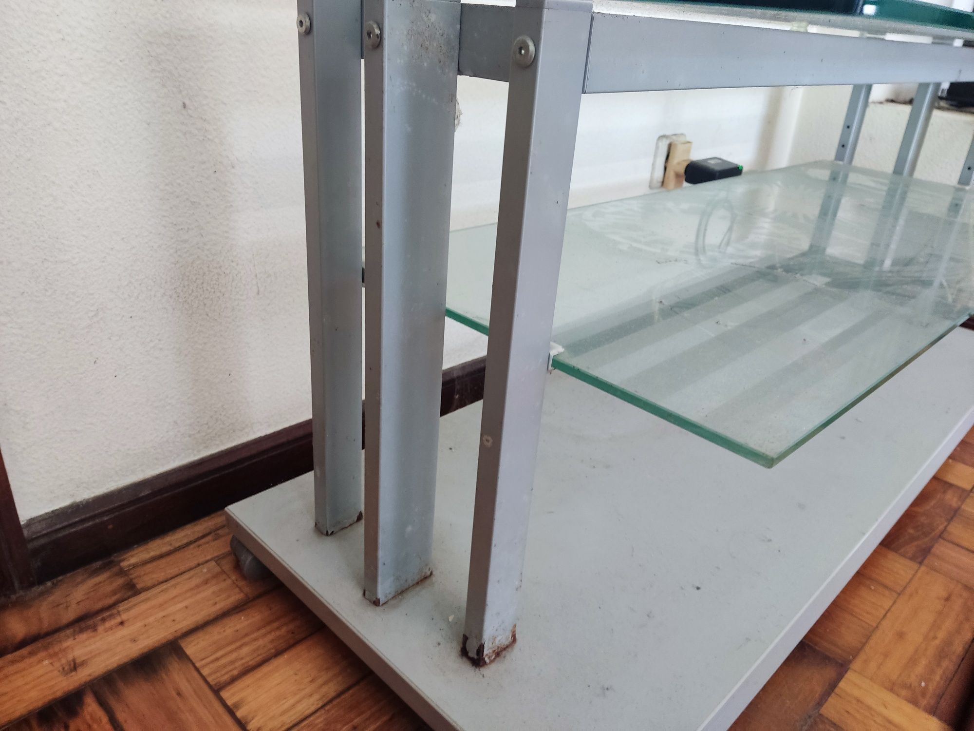 Mesa em vidro com rodas e duas prateleiras