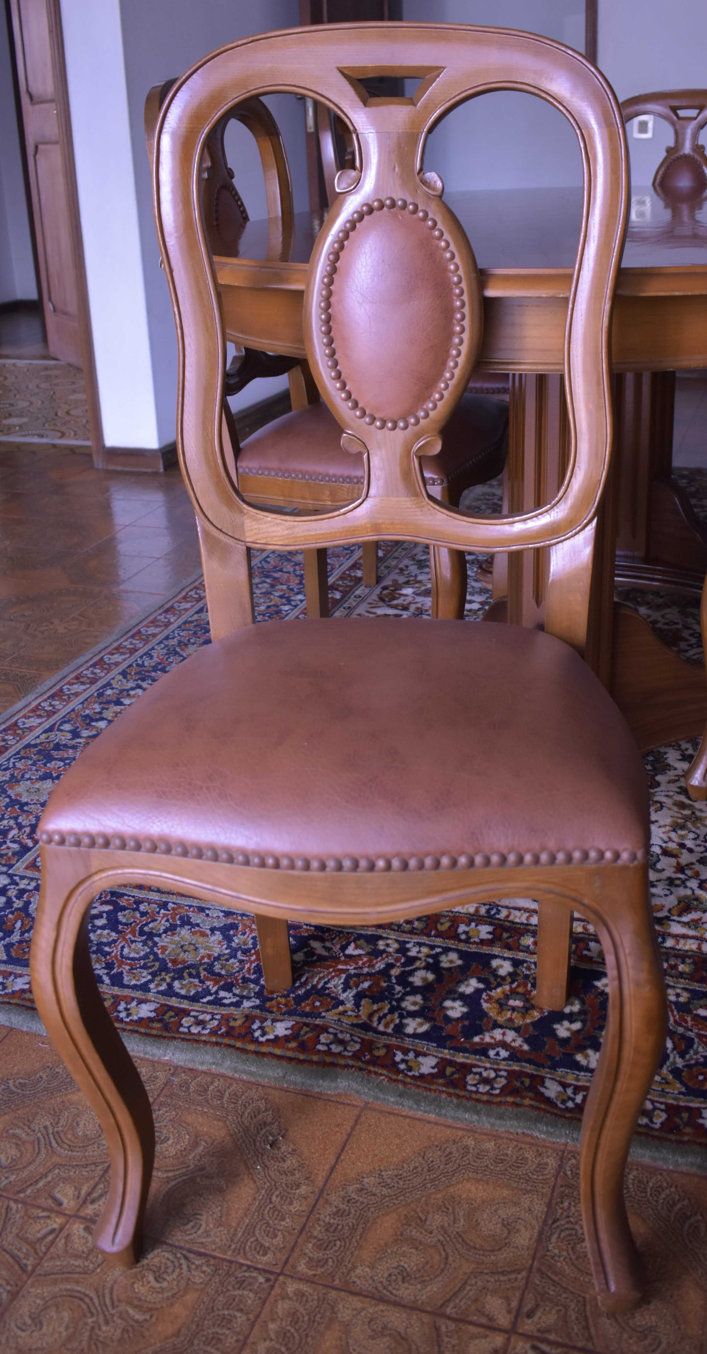 Mobília de sala em madeira (Mesa, armário, cadeiras)