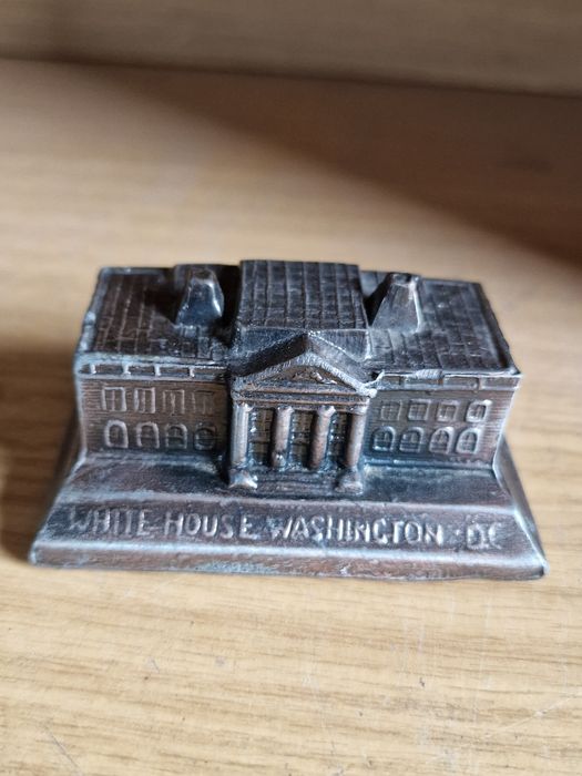 Metalowa figurka biały dom