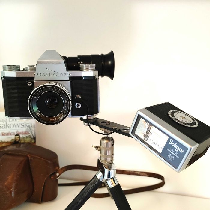 Analogowa lustrzanka PRAKTICA IV f w kolekcjonerskim zestawie