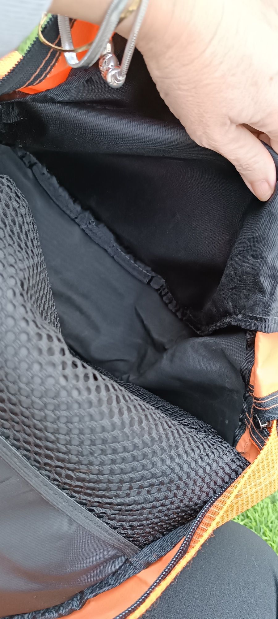 Mochila de caminhada espaçosa e segura