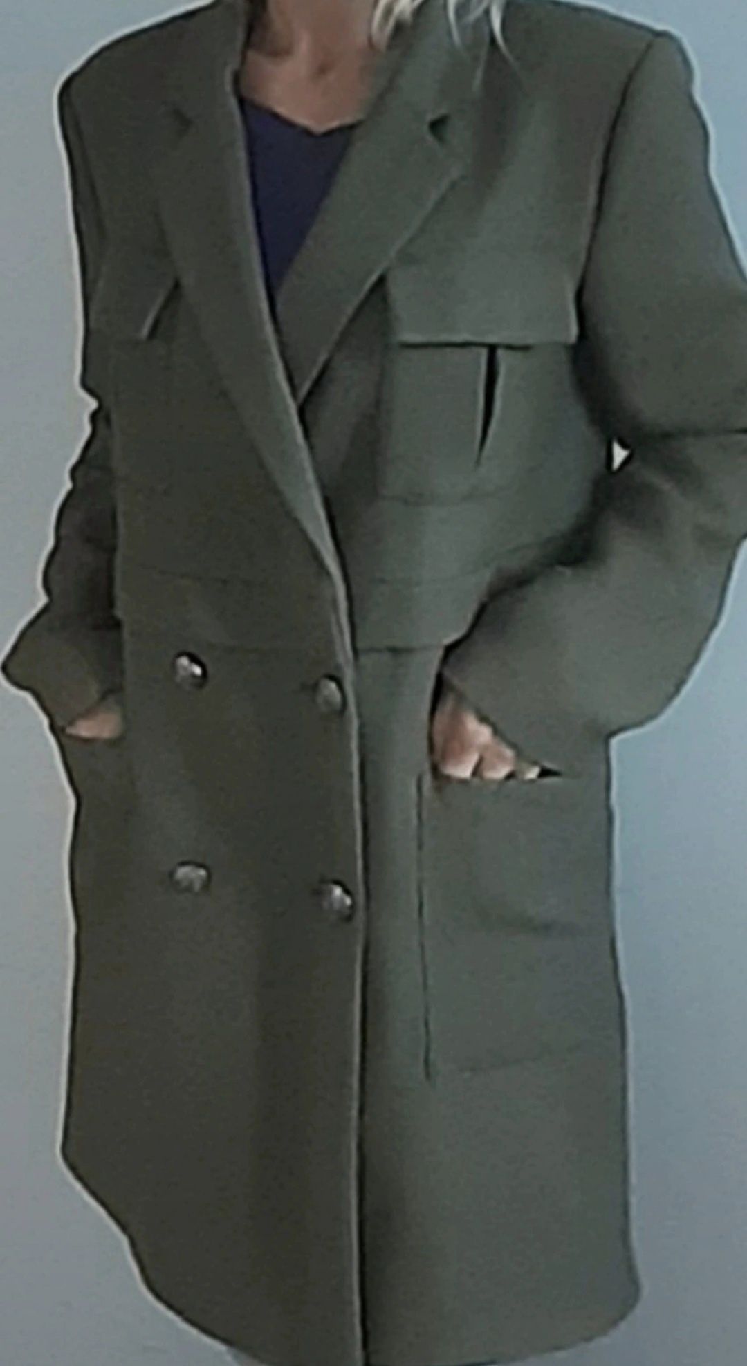 Płaszcz Reserved M o prostym fasonie z dużymi kieszeniami z klapką
