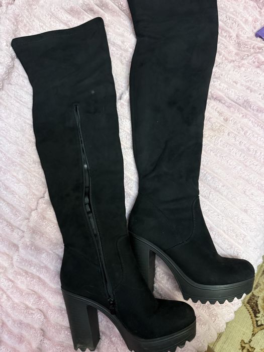 Стильні чорні ботфорти на підборах