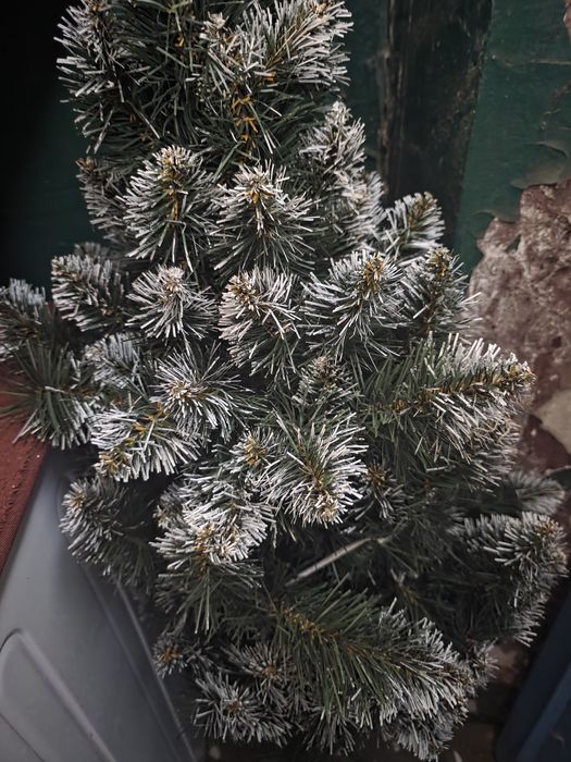 Ялинка штучна з білими кінчиками