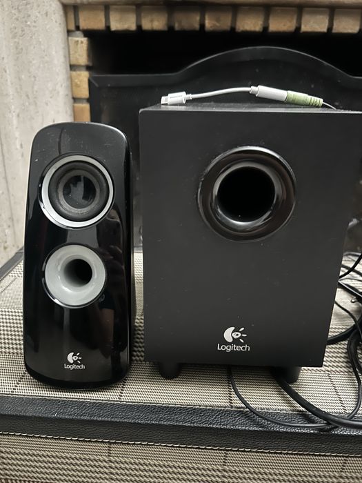 3 colunas LOGITECH como nova