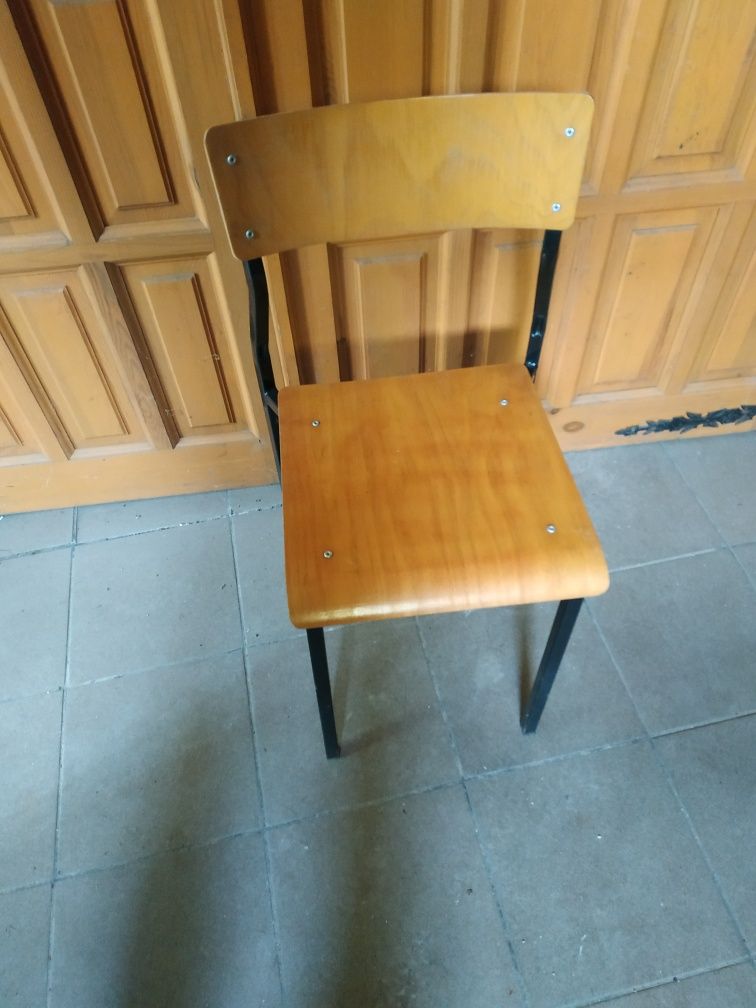 Kszesła szkolne w dobrym stanie