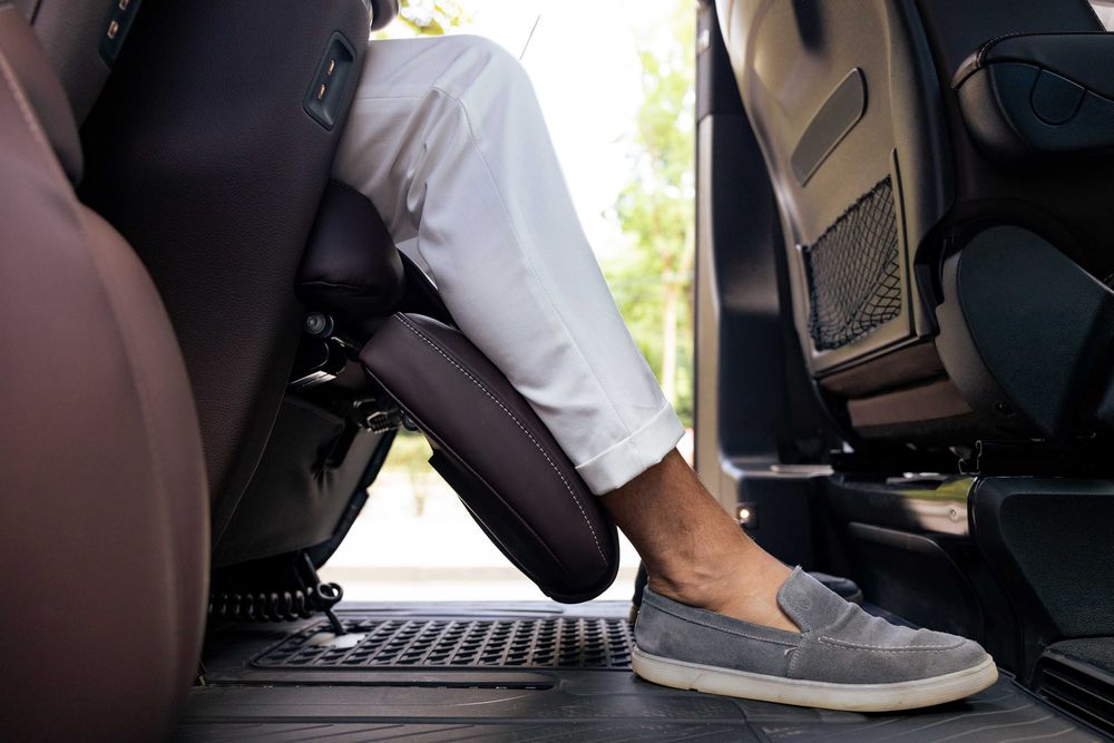 Комфортні поїздки на Mercedes. Індивідуальні трансфери та перевезення.