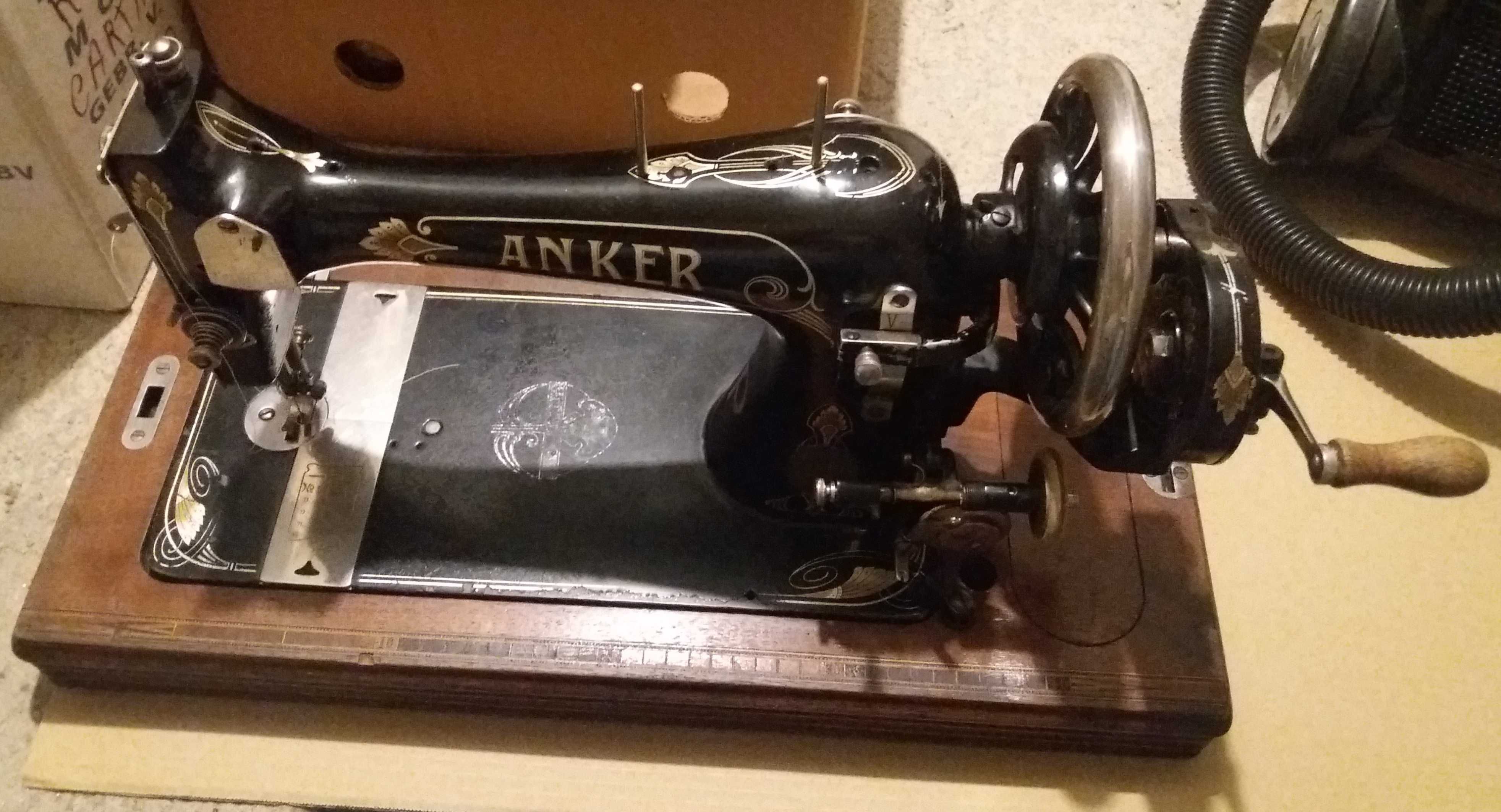 Máquina costura antiga de manivela 
 Anker