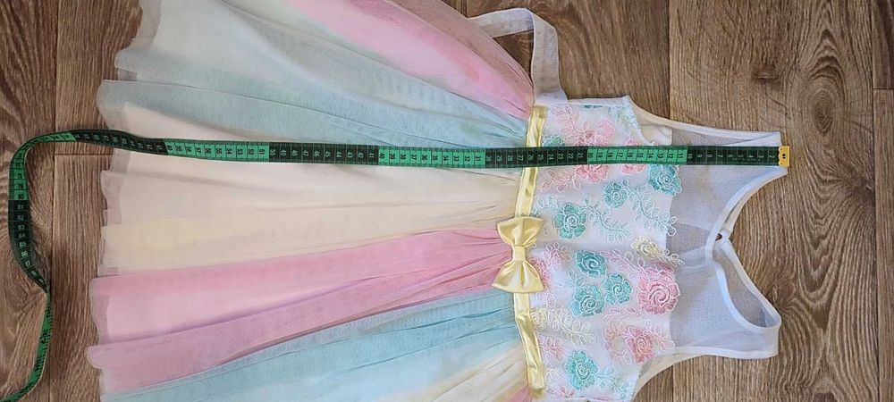 Продам святкове плаття  для дівчини 5-7 років