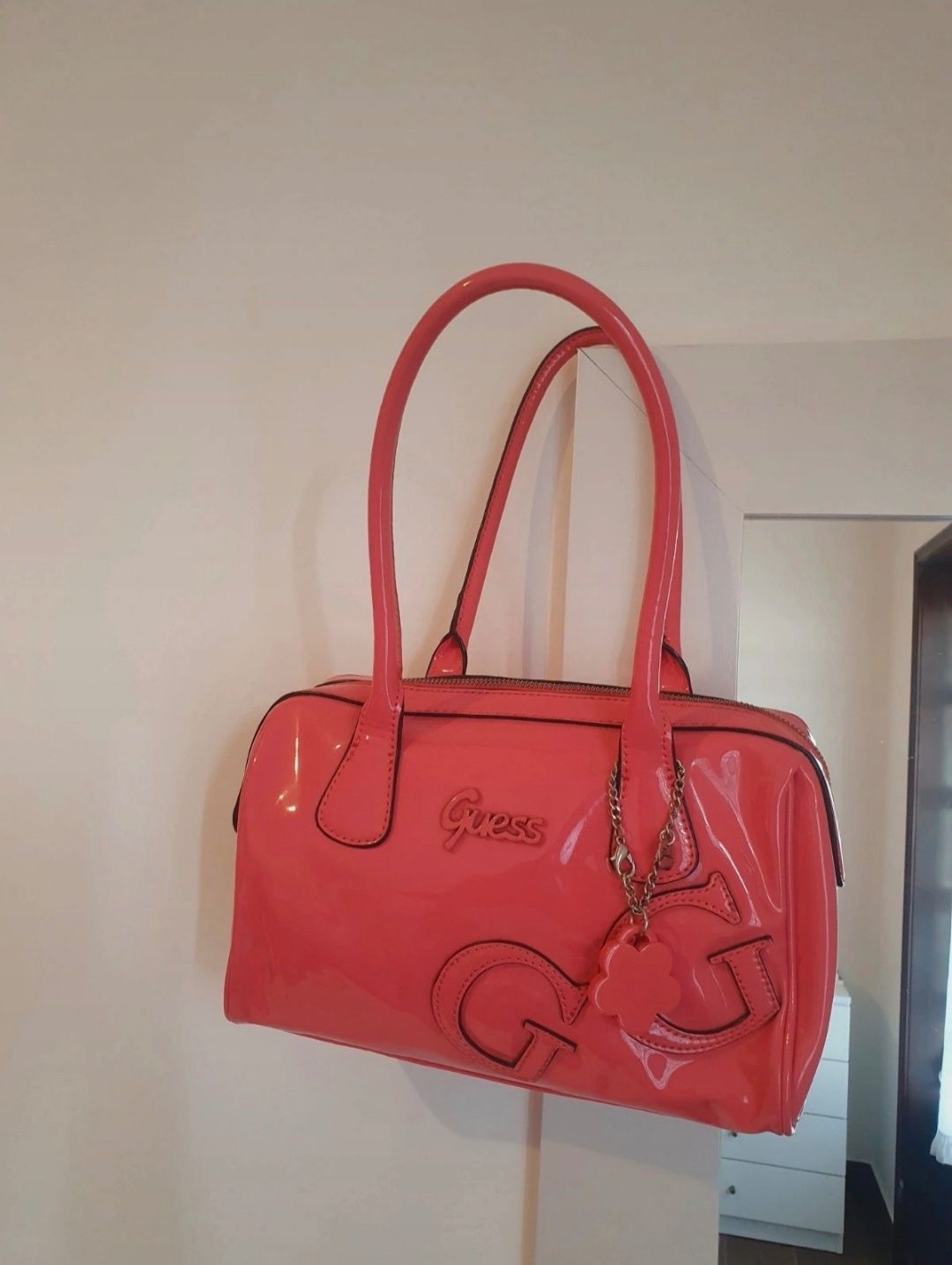 Mala em Verniz Coral | GUESS