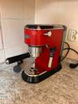 Ekspres do kawy kolbowy Delonghi że spieniaczem