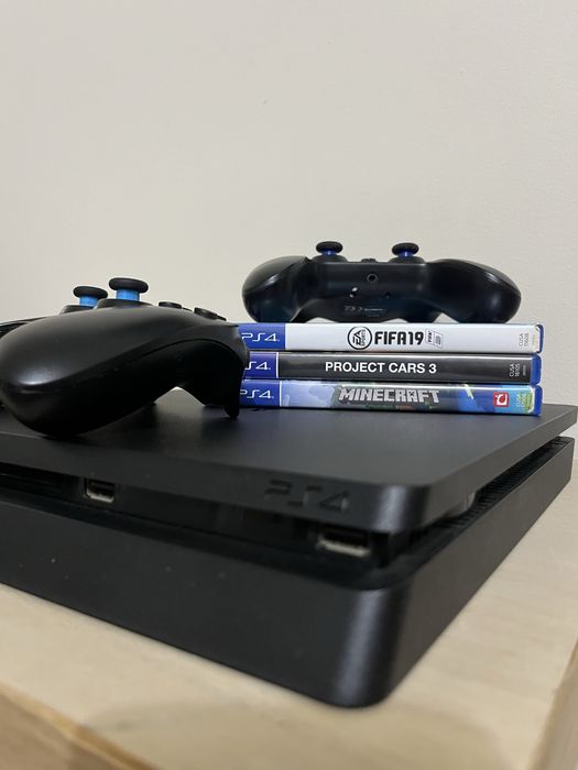 PlayStation 4 Slim - 1TB + 2 comandos + 3 jogos