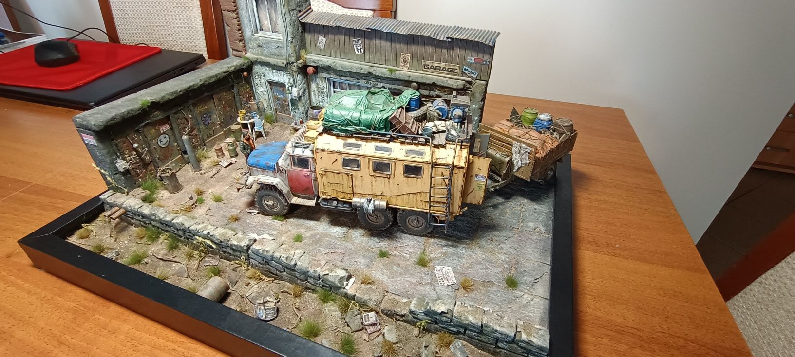 Diorama, postapo, model ził131 podświetlony.