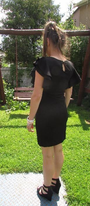czarna elegancka ołówkowa sukienka falbanka motylek