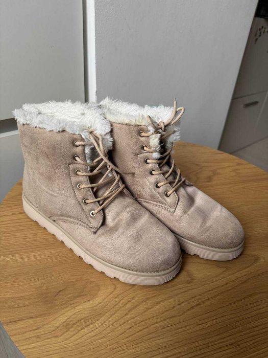 Стильні та теплі жіночі бежеві черевики на хутрі Pull & Bear