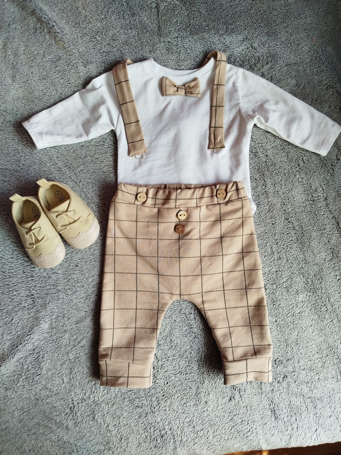 Komplet na chrzest, body z muszką i eleganckie spodnie