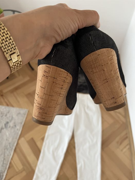 Buty na koturnie Toms dżinsowe