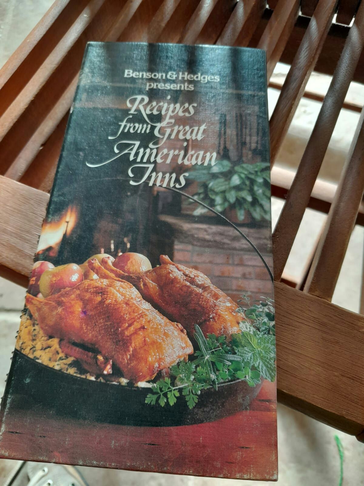 Livro"Recipes from great American Inns" Benson & Hedgs presents.