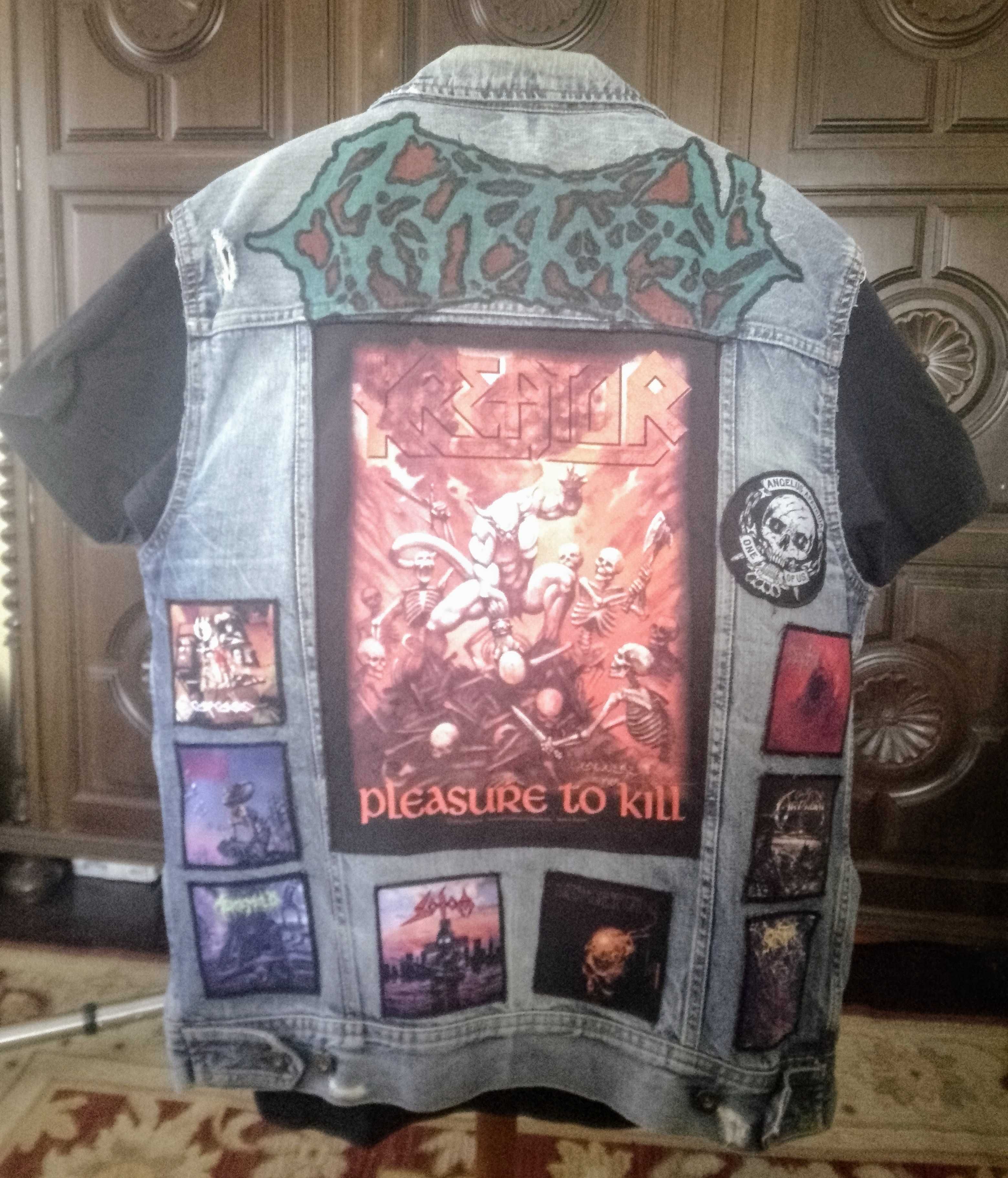 Colete com patches heavy metal