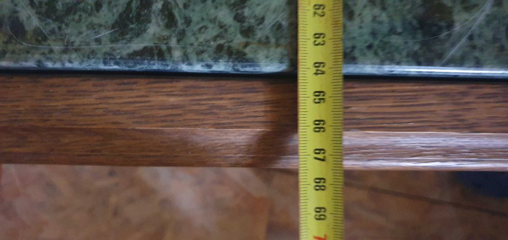 stolik z marmurowym blatem