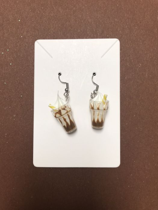 Kolczyki lody z polewą karmelową, kawa z bitą śmietaną