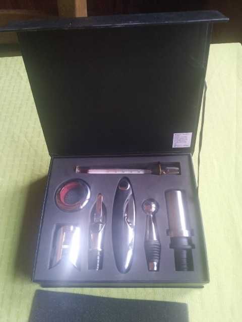 komplet akcesoria do wina do otwierania i przechowywania wina winoteka