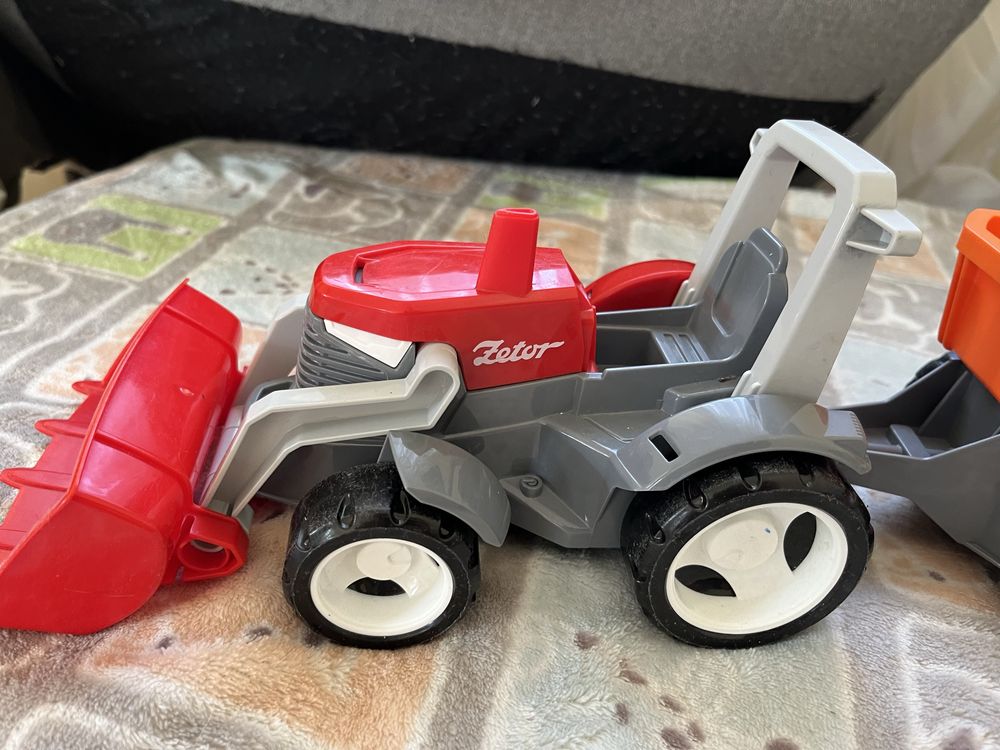 Трактор іграшка з причепом дуже якісний!