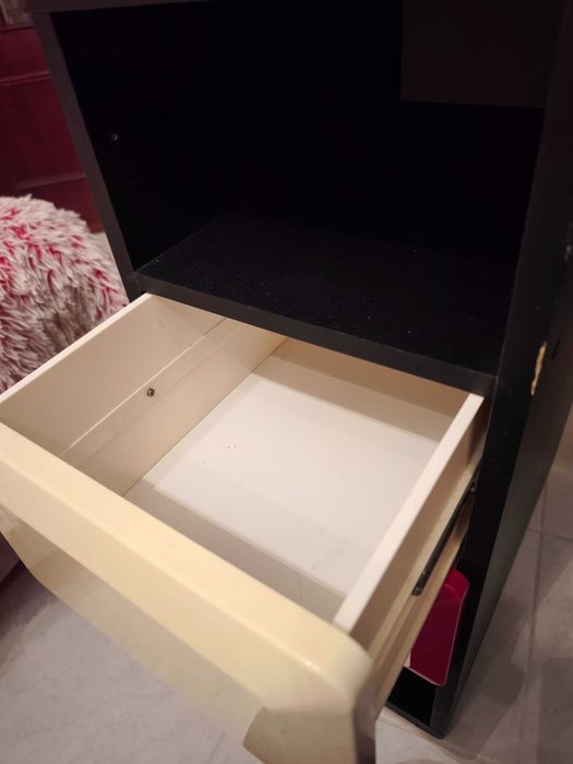 Secretária preta com gavetas rosa e brancas