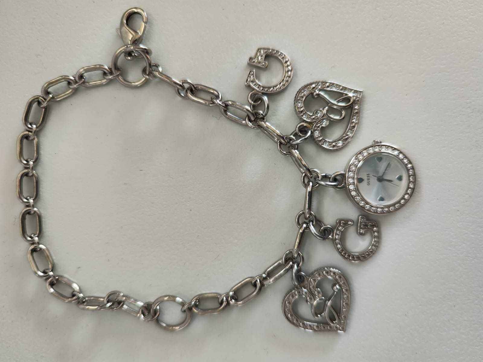 Pulseira Guess com relógio e pingentes