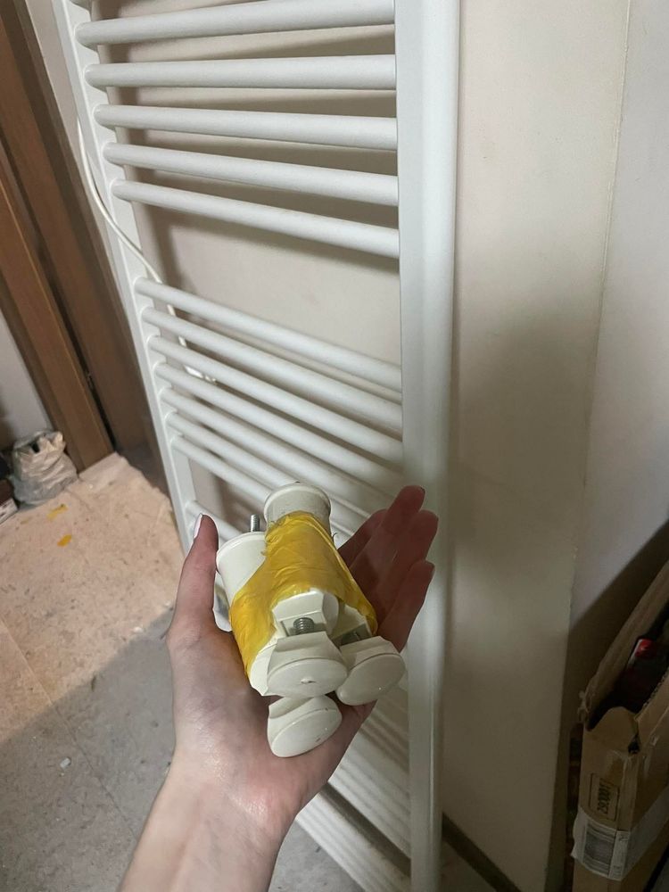 Grzejnik elektryczny na kabel 55x177 cm – stan bardzo dobry