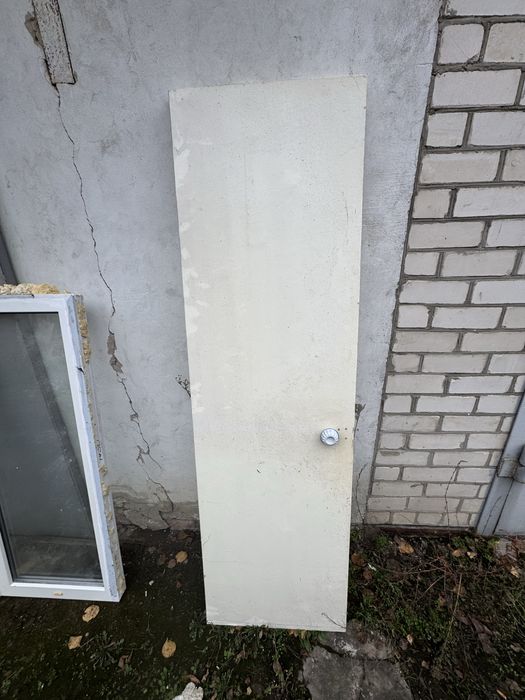 Деревянні вікна двері повійні з рамою.