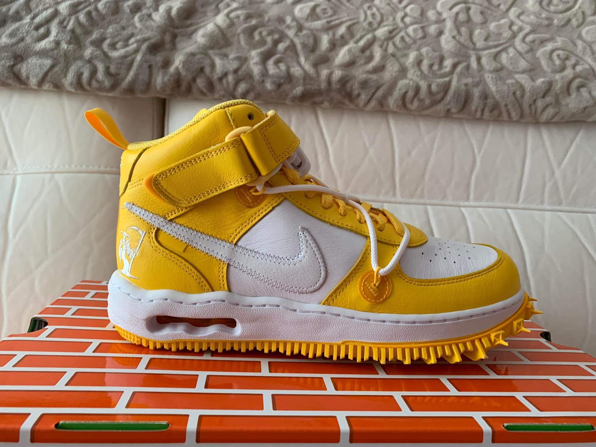 Nike Air Force 1 Mid SP
Off-White Varsity Maize