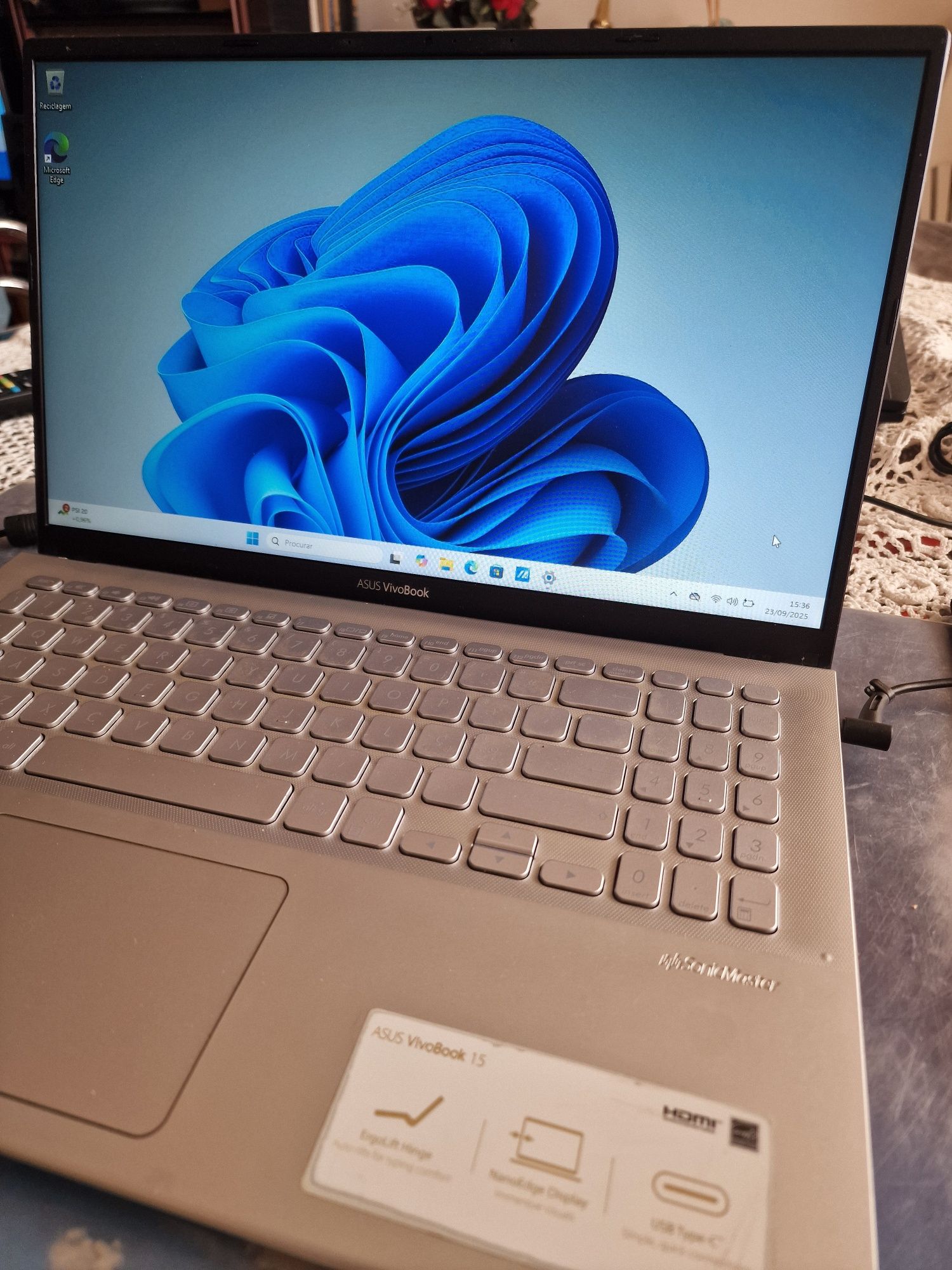 Asus vivobook - Windows 11 + Office - 750 Gb.
1,6 Kg. 1.9 Cm espessura
