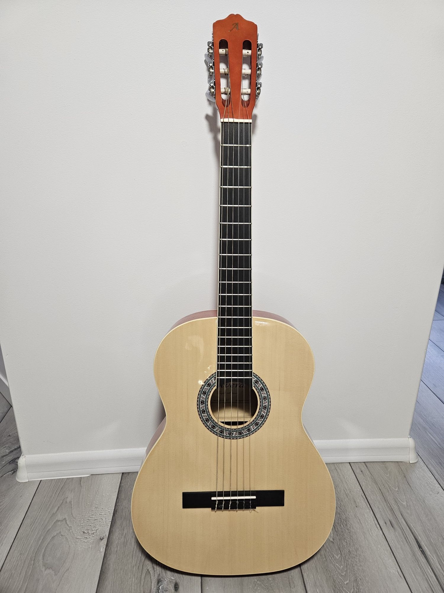 Gitara klasyczna Alvera model ACG100 4/4 NT