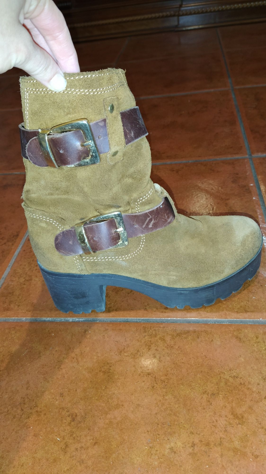 Botas em camurça com plataforma