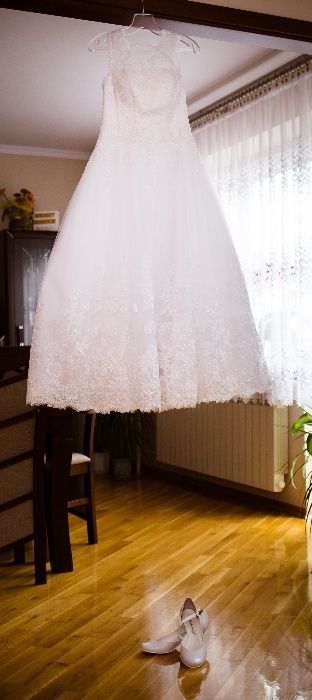 Zjawiskowa koronkowa suknia ślubna biała mieniąca się 36-38 w literę A