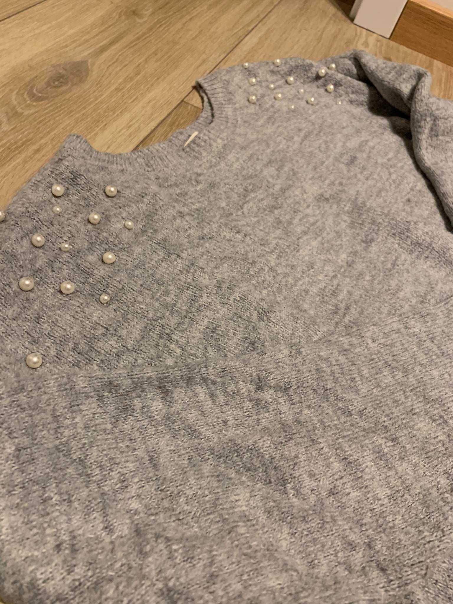szary sweter z perełkami