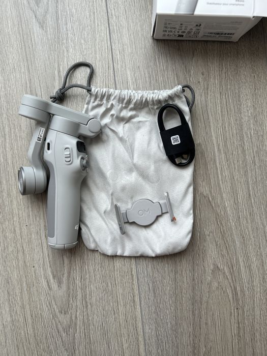 Новенький Стабілізатор відеозйомки DJI Osmo Mobile 7
