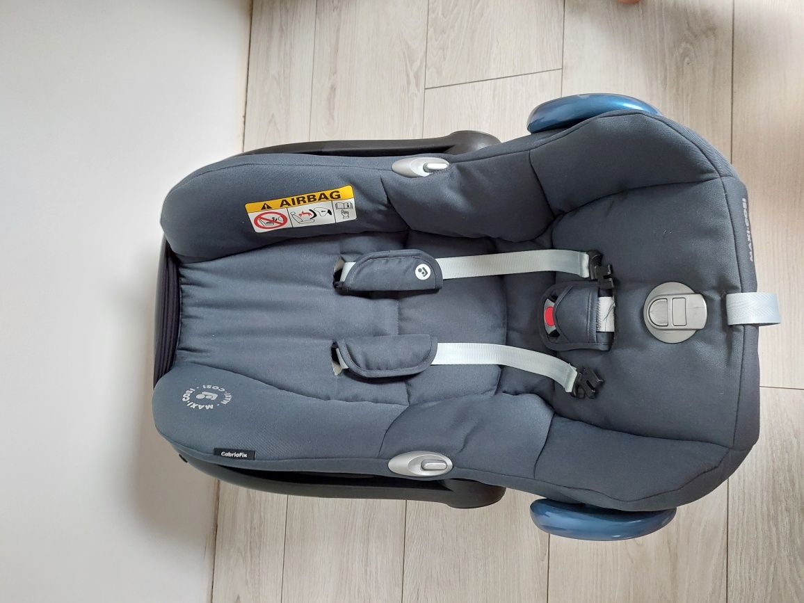 Fotelik samochodowy CabrioFix czarny Maxi Cosi 0-13 kg z wkładką