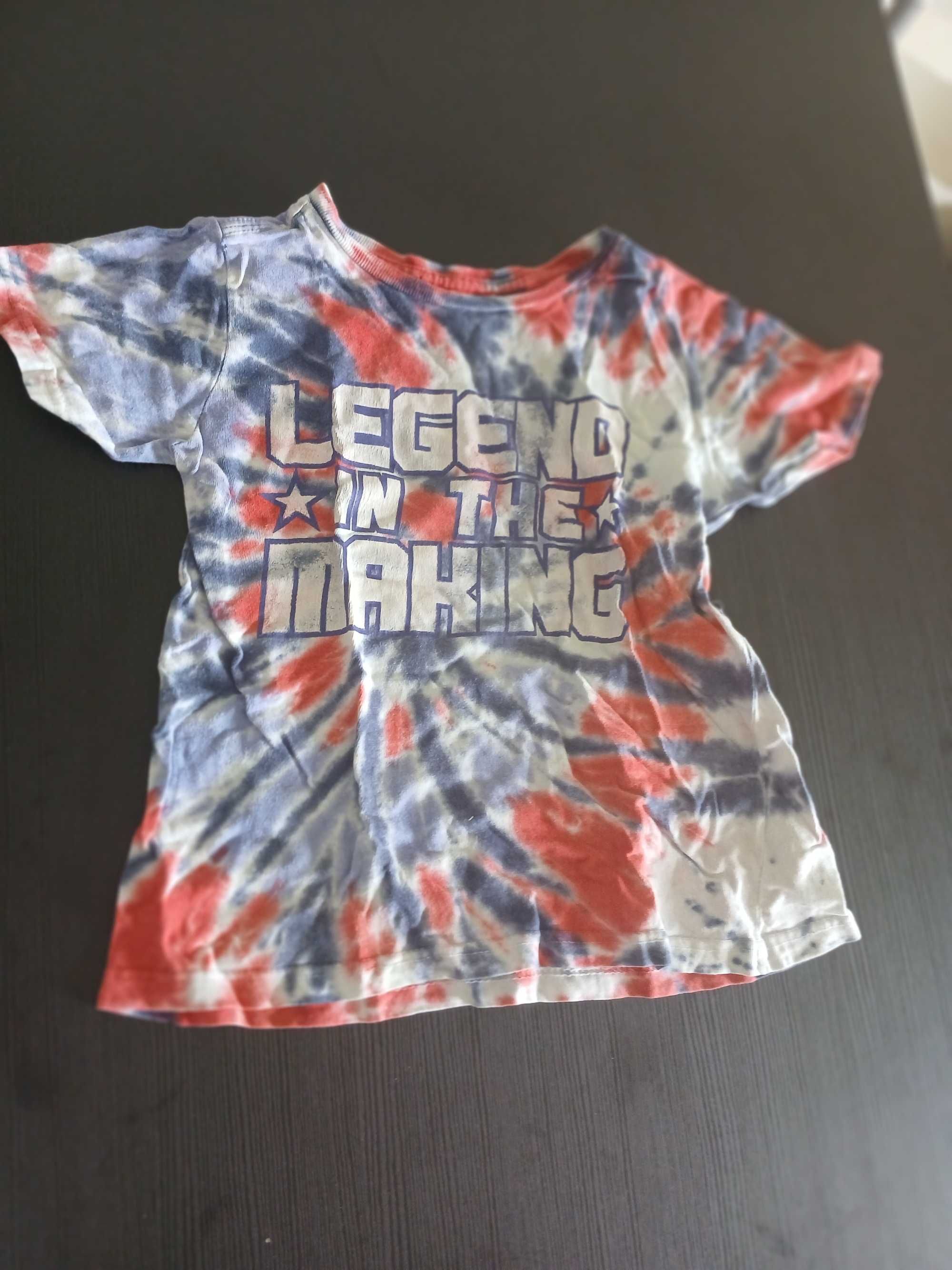Roupas infantis acessíveis, €2 cada. Na compra de 3, você ganha €1,50.