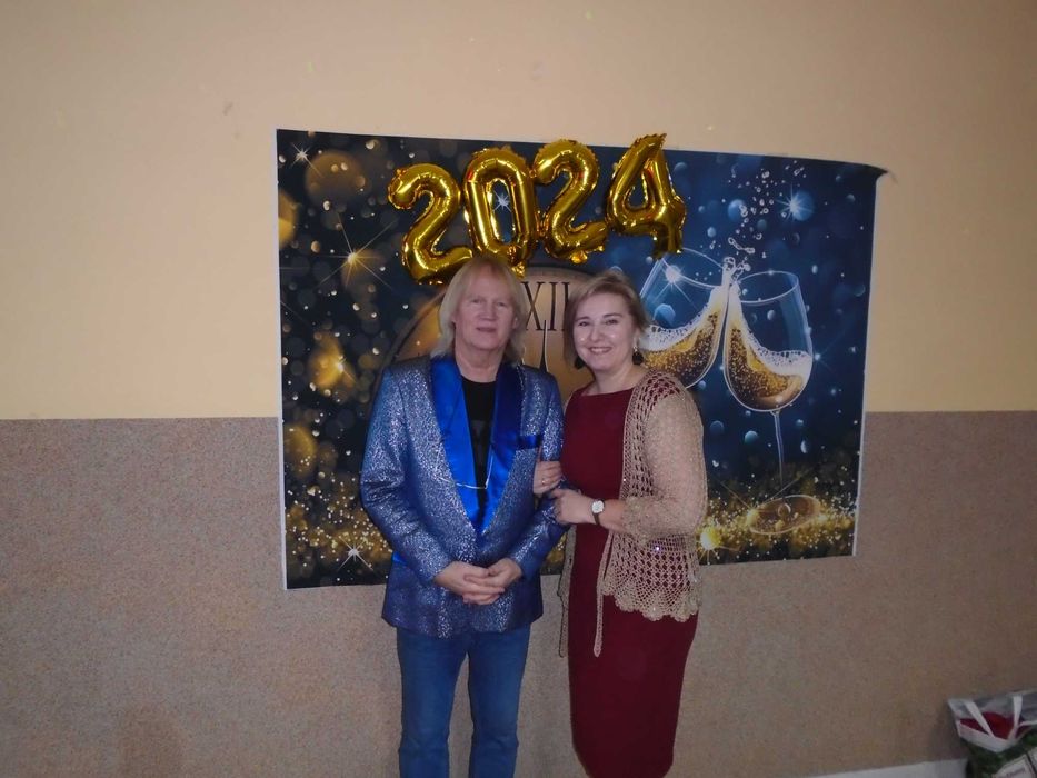 dj prezenter oraz muzyk grający i śpiewający - jedna osoba