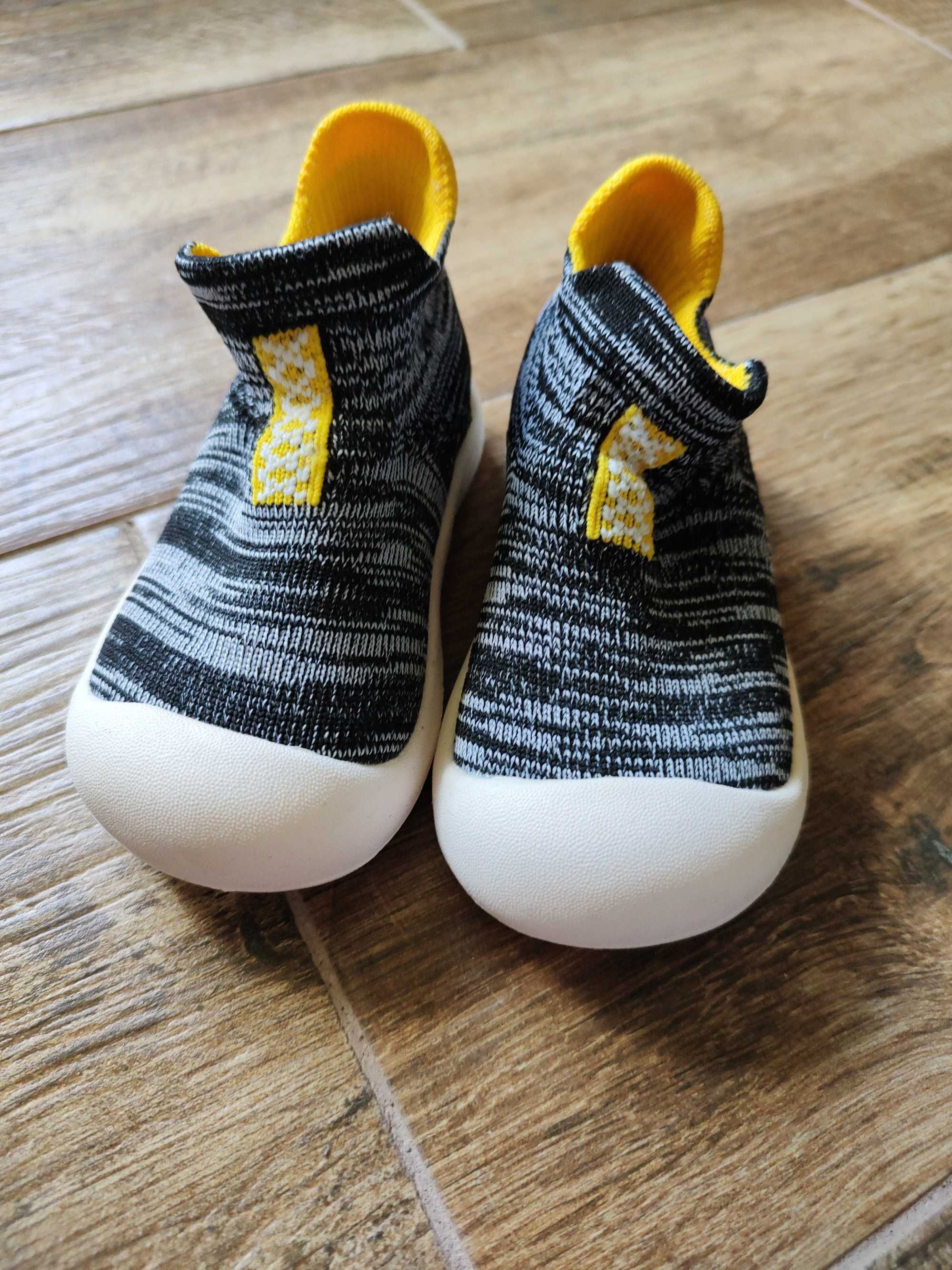 Nowe buty kapcie buciki do przedszkola r19 (zaniżony, realnie ok 22)