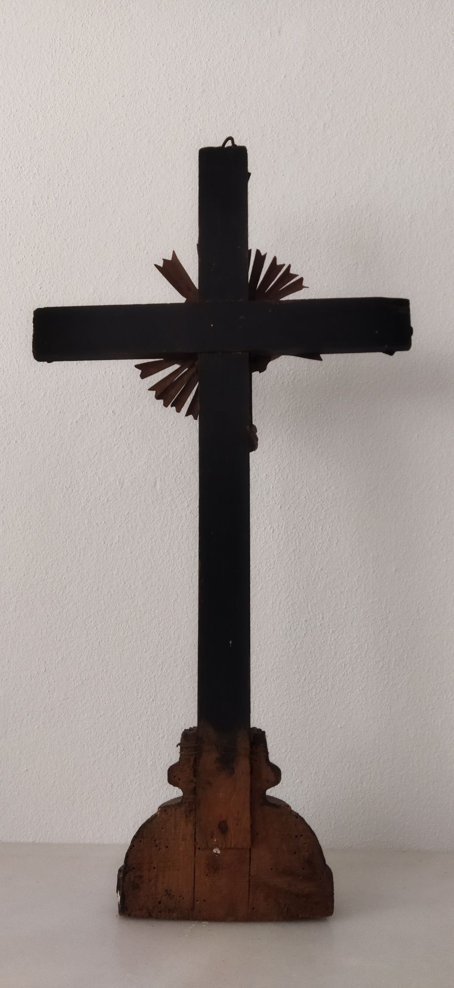 Crucifixo antigo em madeira